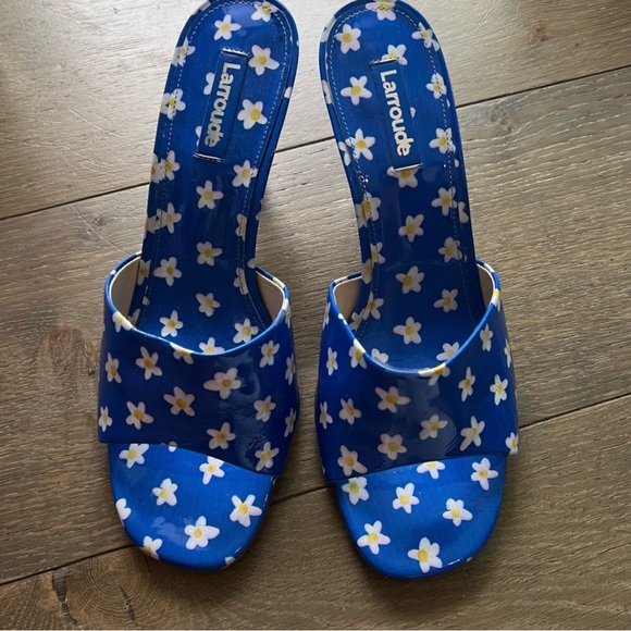 Larroude “The Colette Mule” Slide Stiletto in Blue Floral Daisy Patent Leather - Picture 5 of 6